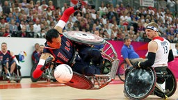 Rollstuhlrugby-Spieler Aaron Phipps (r.) und der Amerikaner Will Groulx © picture-alliance Foto: Lynne Cameron