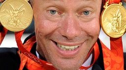 Vielseitigkeitsreiter Hinrich Romeike mit seinen beiden Goldmedaillen der Olympischen Spiele 2008. © dpa Foto: Jochen Luebke
