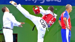 Skandal bei Olympia 2008:
Taekwondo-Kämpfer Angel Valodia Matos tritt Kampfrichter Chakir Chelbat. © imago sportfotodienst
