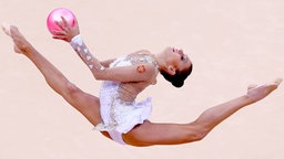 Turnerin Jewgenija Kanajewa (Russland) mit dem Ball © imago / Xinhua 