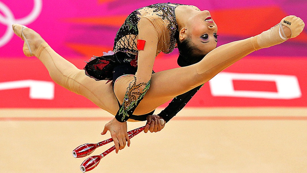 Die chinesische Turnerin Senyue Deng bei der Rhytmischen Sportgymnastik © picture alliance / dpa Foto: Sergei Ilnitsky