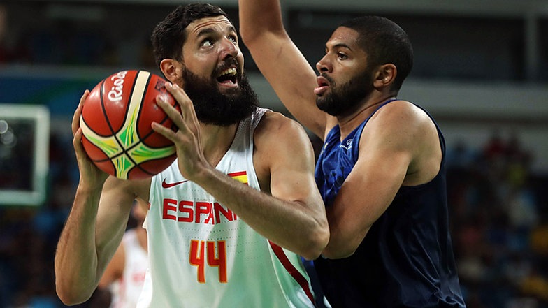 Spaniens Nikola Mirotić im Duell mit Frankreichs Nicolas Batum. Spaniens Nikola Mirotić im Duell mit Frankreichs Nicolas Batum. © Imago/Agencia EFE