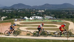 Radsportler auf der Mountainbike-Strecke der olympischen Spiele in Rio © picture alliance / AP Photo 