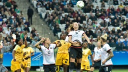 Melanie Leupolz (m.)beim Kopfball © dpa-Bildfunk