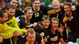 Das deutsche Handball-Tem jubelt über Bronze in Rio. © dpa Foto: Lukas Schulze