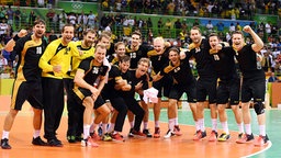 Das deutsche Handball-Tem jubelt über Bronze in Rio. © Witters Foto: Valeria Witters