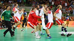 Team Dänemark feiert den Sieg gegen Frankreich. © dpa Foto: Srdjan Suki