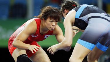Die japanische Ringerin Risako Kawai (l.) im Duell gegen Anastasija Grigorjeva. © picture alliance 