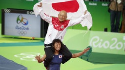Risako Kawai mit ihrem Trainer © dpa-Bildfunk Foto: Sergei Ilnitsky