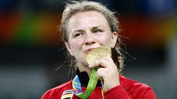 Die kanadische Ringerin Erica Elizabeth Wiebe küsst die Medaille. © DPA Picture Alliance Foto: Sergei Ilnitsky