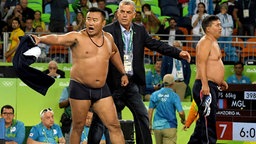 Mongolisches Trainerteam zieht sich vor Ringrichter aus © Witters Foto: Michael Madrid