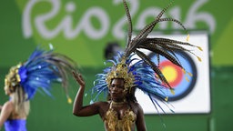 Eine Samba-Tänzerin vor der Medaillen-Zeremonie beim Bogenschießen © dpa - Bildfunk Foto: Lukas Coch