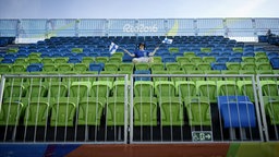 Ein finnischer Fan wartet auf den Beginn des Trap-Wettbewerbs im Schießen. © picture alliance / dpa Foto: Antti Aimo-Koivisto