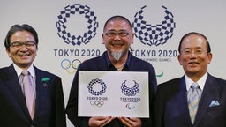 Logo-Designer Aso Tokolo (Mitte), Chairman Ryohei Miyata (links) von der Logo-Auswahlkommission und Tokio-2020-Organisationschef Toshiro Muto (rechts)  