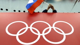 Olympische Ringe und russische Flagge © picture alliance / AP Photo Foto: David J. Phillip