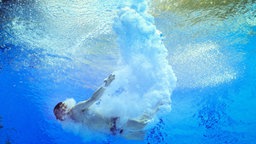 Martin Wolfram taucht ins Wasser ab © dpa-Bildfunk Foto: Alexey Kudenko
