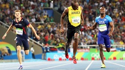 Usain Bolt (M.) läuft durchs Ziel. © DPA Picture Alliance Foto: Srdjan Suki