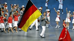 Dirk Nowitzki ist der deutsche Fahnenträger bei den Olympischen Spielen 2008 in Peking. © picture alliance / Augenklick/Ro
