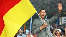 Dirk Nowitzki ist der deutsche Fahnenträger bei den Olympischen Spielen 2008 in Peking. © imago sportfotodienst 