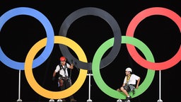 Zwei Kletterer erklimmen die olympischen Ringe. © DPA Bildfunk Foto: Sebastian Kahnert
