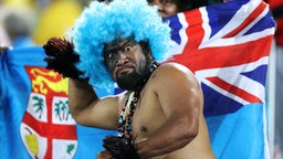 Ein Fidji Fan feiert die Rugby Nationalmannschaft an © picture alliance / empics 