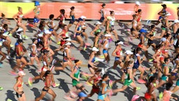 Start des Marathons der Frauen bei den Olympischen Spielen in Rio de Janeiro. © dpa - Bildfunk Foto: Sebastian Kahnert