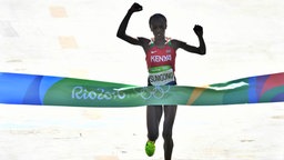 Die Marathonläuferin Jemima Sumgong beim Zieleinlauf © dpa Foto: Bernd Thissen