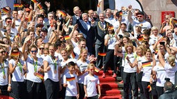 Die deutschen Olympia-Teilnehmer bei der Ankunft in Frankfurt © dpa 