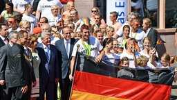 Die deutschen Olympia-Teilnehmer bei der Ankunft in Frankfurt © dpa 