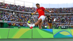 Rafael Nadal schießt einen Tennisball auf die Tribüne. © Witters Foto: Christopher Hanewinkel