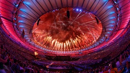 Feuerwerk während der Paralympics-Abschlussfeier 2016 in Rio © OIS/IOC Foto: Simon Bruty for OIS/IOC