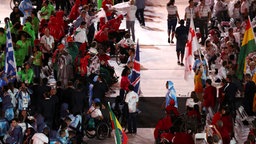 Großbritanniens Kadeena Cox (M.) trägt die "Union Jack"-Flagge während der Paralympics-Abschlussfeier. © picture alliance / empics Foto: Andrew Matthews