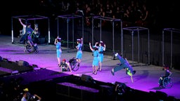 Japanische Tänzer während der Paralympics-Abschlussfeier © picture alliance / empics Foto: Andrew Matthews