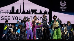 Der japanische Tänzer Koichi Omae (M.) und seine Kollegen während der Paralympics-Abschlussfeier © OIS/IOC Foto: Thomas Lovelock for OIS/IOC