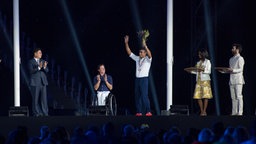 Der syrische Schwimmer Ibrahim Al Hussein (3.v.r.) und die US-amerikanische Rollstuhlsportlerin Tatyana McFadden (2.v.l.) © OIS/IOC Foto: Thomas Lovelock for OIS/IOC