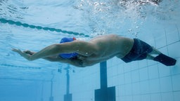 Paralympics-Schwimmer Ernie Gawilan beim Rückenschwimmen