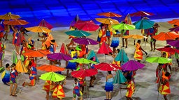 Artisten tanzen mit Schirmen bei der Eröffnungsfeier zu den Paralympischen Spielen 2016 in Rio de Janeiro. © picture alliance / empics Foto: Adam Davy