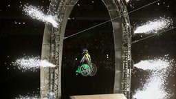 Rollstuhl-Artist Aaron "Wheelz" Fotheringham springt bei der Eröffnungsfeier zu den Paralympischen Spielen 2016 in Rio de Janeiro durch einen Ring aus Feuerwerk © dpa - Bildfunk Foto: Kay Nietfeld