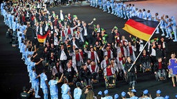 Die deutsche Mannschaft beim Einzug der Paralympics-Teilnehmer ins Maracana-Stadion bei der Eröffnungsfeier. © dpa bildfunk Foto: Kay Nietfeld