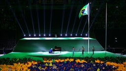 Pianist João Carlos Martins spielt die brasilianische Nationalhymne bei der Eröffnungsfeier zu den Paralympischen Spielen 2016 in Rio de Janeiro. © imago/Agencia EFE