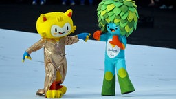 Das Maskottchen Vinicius (l.) der Olympischen Spiele begrüßt bei der Paralympics-Eröffnungsfeier das Paralympics-Maskottchen Tom. © dpa picture alliance Foto: Kay Nietfeld