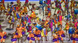 Tänzerinnen und Tänzer im Maracana-Stadion in Rio bei der Eröffnungsfeier der Paralympics. © dpa bildfunk Foto: Jens Büttner