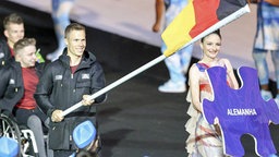Markus Rehm führt als Fahnenträger die deutsche Mannschaft bei der Paralympics-Eröffnungsfeier ins Maracana-Stadion ein. © imago/Beautiful sports Foto: Axel Kohring