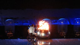 Das paralympische Feuer wird vom brasilianischen Schwimmer Clodoaldo Silva in Rio de Janeiro entzündet. © picture alliance / empics Foto: Adam Davy