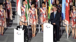 Philip Craven (l.), Präsident des paralympischen Kommitees, hält eine Rede bei der Eröffnungsfeier. © picture alliance / ZUMAPRESS.com Foto: Xia Yifang