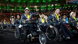 Die brasilianische Mannschaft beim Einzug der Paralympics-Teilnehmer ins Maracana-Stadion bei der Eröffnungsfeier. © picture alliance / dpa Foto: Al Tielemans / Ois / Ioc / Hando