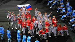 Die weißrussische Mannschaft beim Einzug der Paralympics-Teilnehmer ins Maracana-Stadion bei der Eröffnungsfeier. © picture alliance / empics Foto: Adam Davy