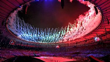 Feuerwerk im Maracana-Stadion bei der Eröffnungsfeier. © picture alliance / dpa Foto: Andrew Matthews