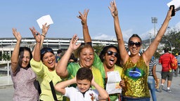 Brasilianische Fans jubeln auf dem Paralympics-Gelände. © Imago/Kyodo News 