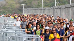 Zuschauer auf dem Weg zum Olympiastadion in Rio  © dpa - Bildfunk Foto: Kay Nietfeld